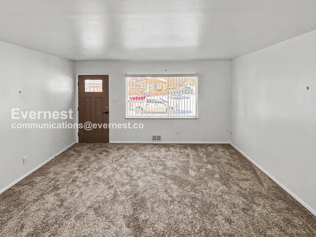 Building Photo - 4 Bed/3 Bath Home with Fenced Yard & Garage / Available Now!