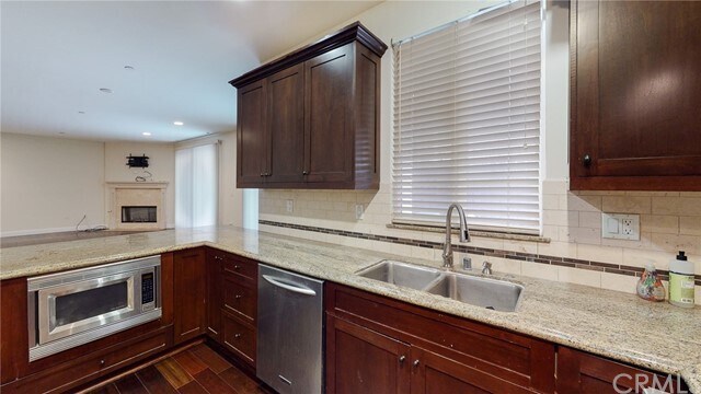 Building Photo - 2255 Fox Hills Dr