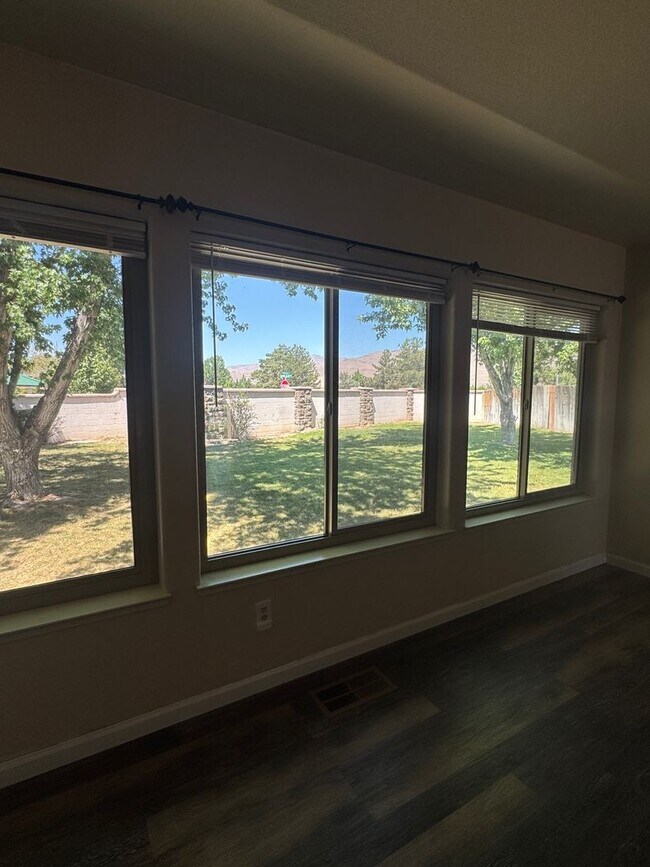 Foto del edificio - Beautiful Home Located in Gated Golf Course Community!!