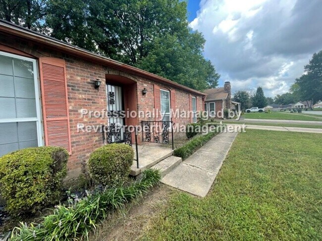 Building Photo - HUGE 3 bedroom with Master Suite!