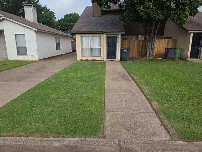Photo - 2702 Parkchester Dr House