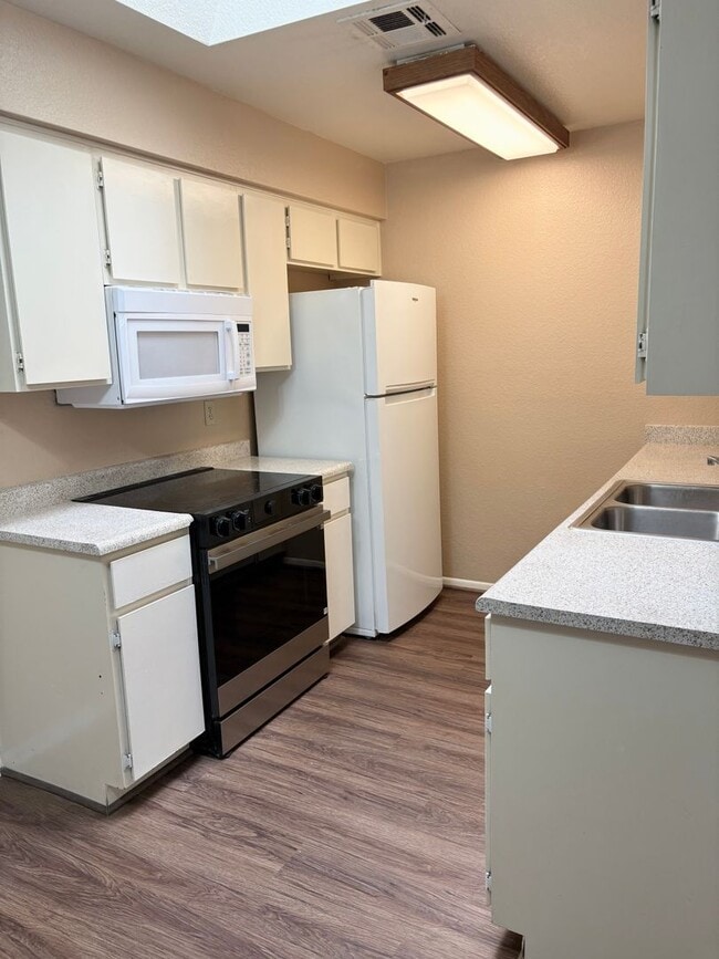 Foto del edificio - **CHARMING 2 BEDROOM/2 BATHROOM PATIO HOME...