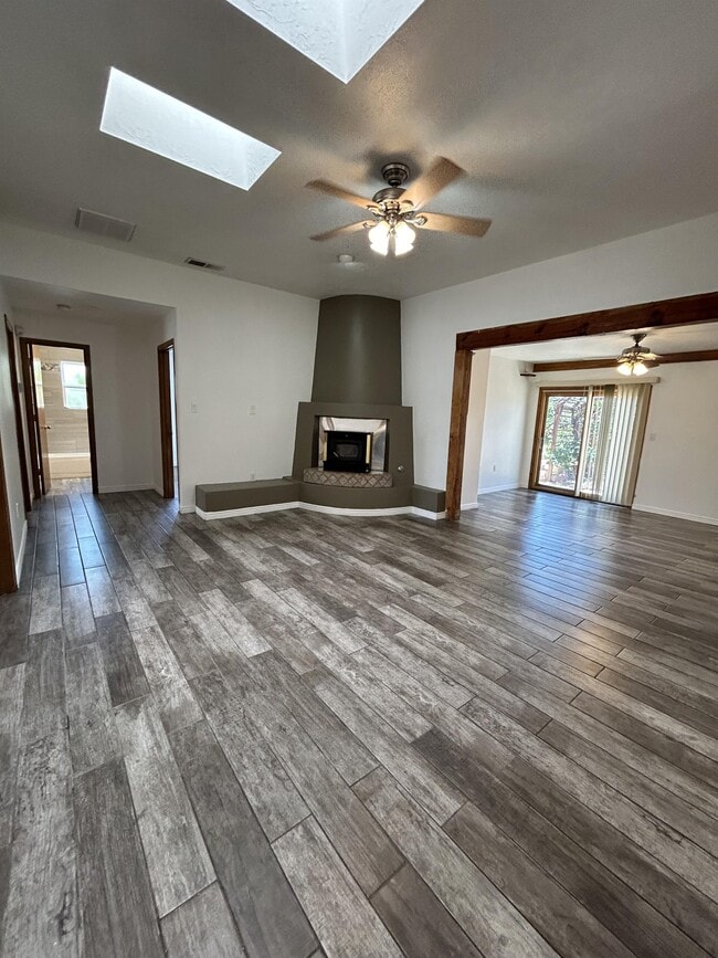 Foto del edificio - 6101 Equestrian Dr NW