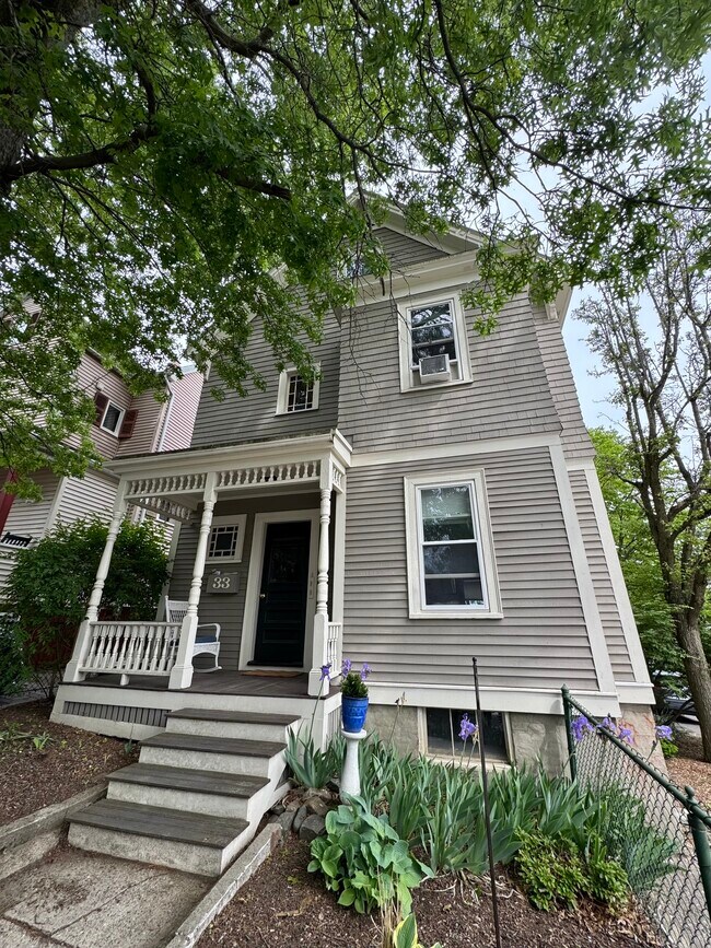Building Photo - 33 Belmont St
