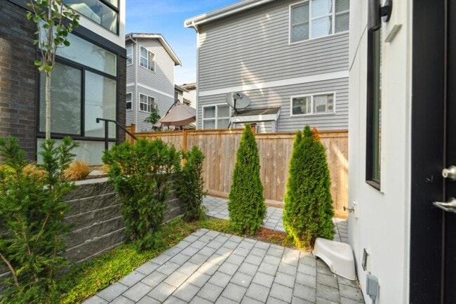 Building Photo - 3 bedroom in Seattle WA 98199