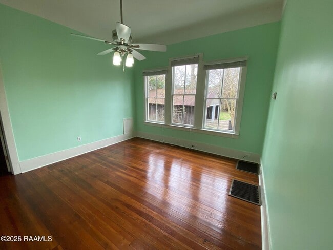 Foto del edificio - 215 Versailles Blvd