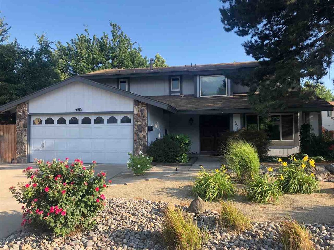 Primary Photo - 1071 Glen Meadow Dr