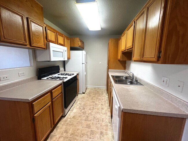Foto del edificio - SPACIOUS 2BED/2BATH CONDO * SECOND FLOOR UNIT*