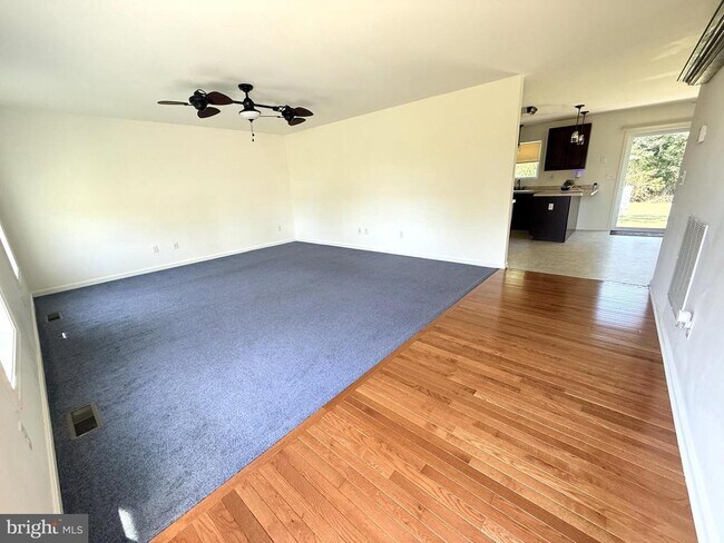 Foto del edificio - 14500 Cherry Ln