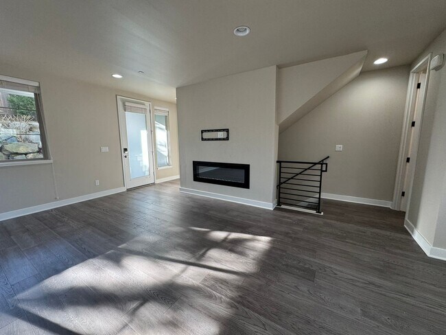Foto del edificio - 4Bd/3.25Ba Kirkland Townhouse