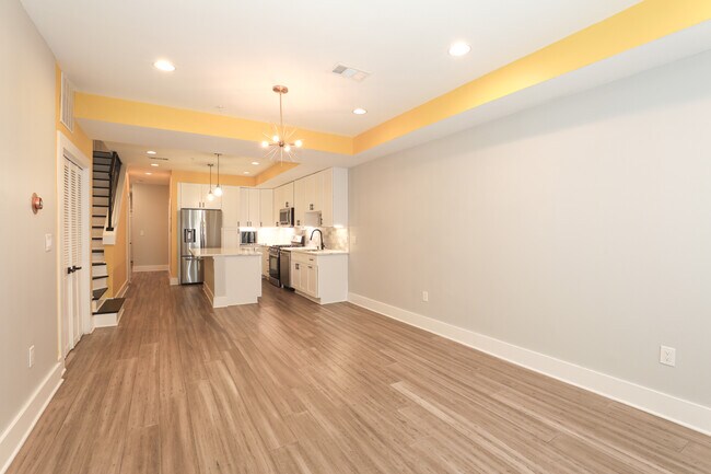 Building Photo - 1225 Raum St NE