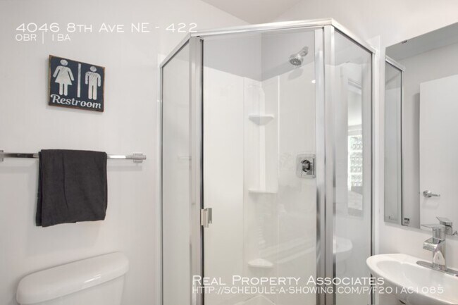 Foto del edificio - Top floor, corner unit, 10 min walk to UW
