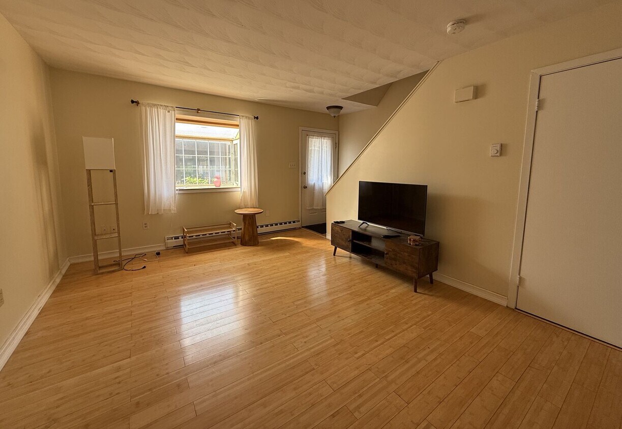 Foto principal - 3 Bedroom Townhome in Woods Edge!