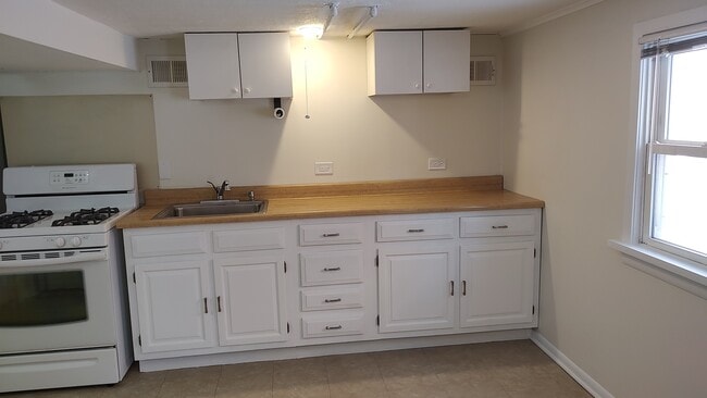 Building Photo - 1960 Illinois St