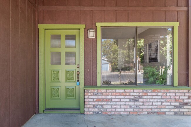 Foto del edificio - 2 bed 1 bath home w/ garage and yard, biking distance to UC Davis campus and downtown