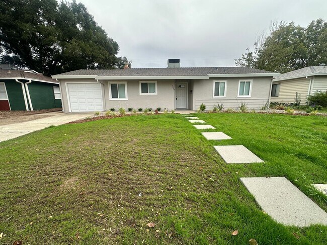 Foto del edificio - Charming 3-Bed Home with Huge Yard & Fresh...