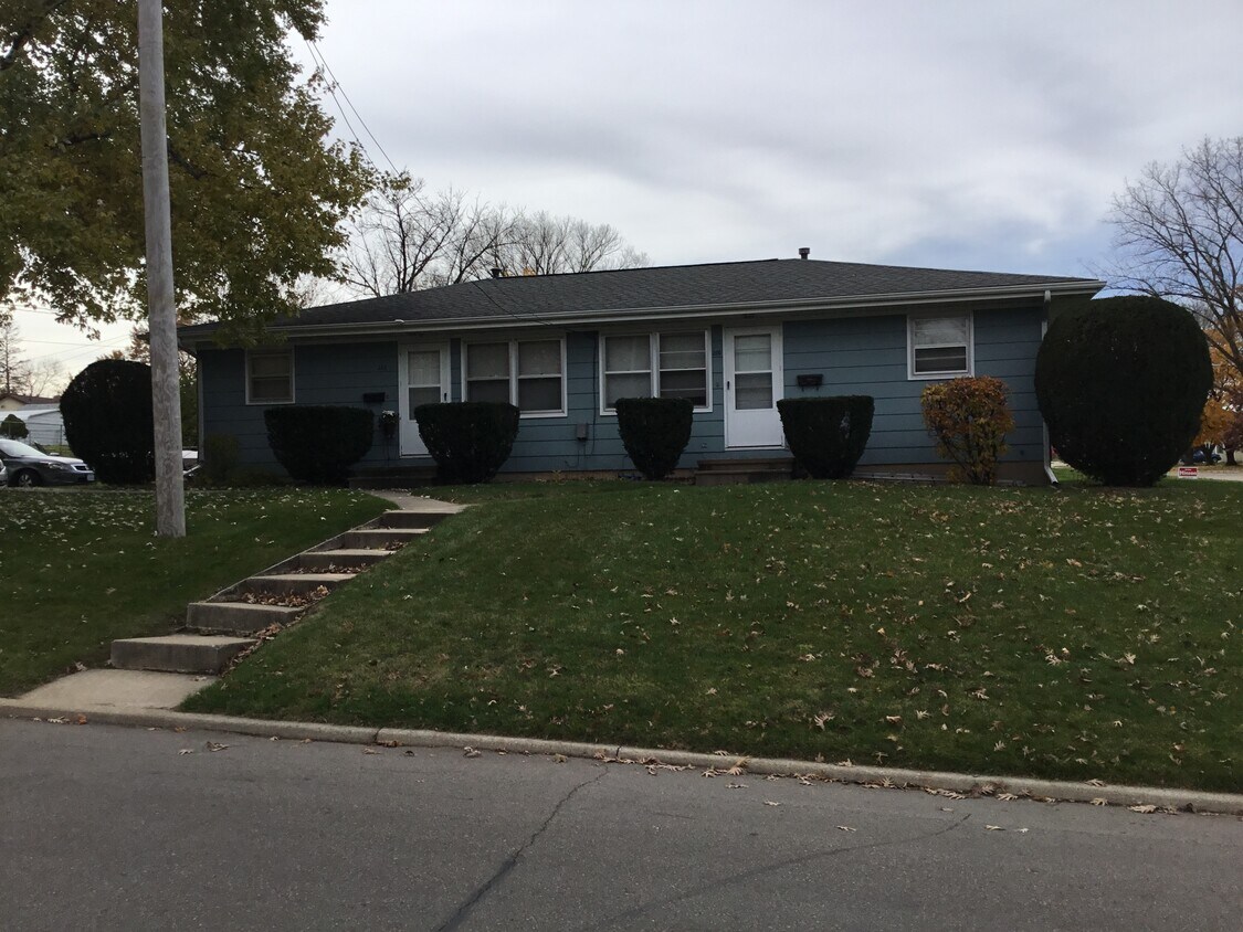 202 B Ave Unit 202, Hiawatha, IA 52233 Apartments in Hiawatha, IA