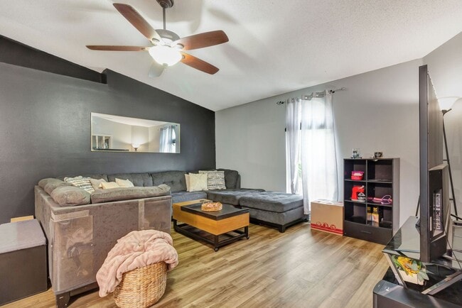 Building Photo - 3 Bedroom in Navarre! Move In $200 off 1st...