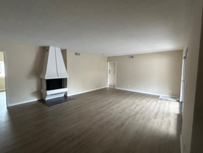 Building Photo - 904 W Huntington Dr