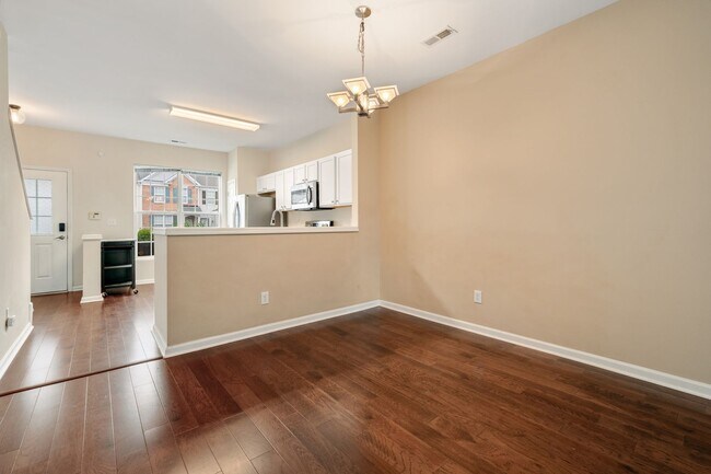 Foto del edificio - Charming 2 Bed/2.5 Bath Townhome!  Pet Fri...