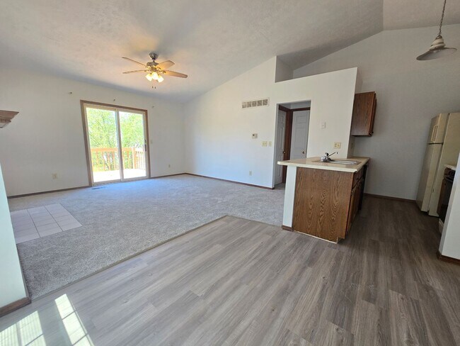 Foto del edificio - 3 Bedroom 2.5 Bathroom Duplex in Bloomington