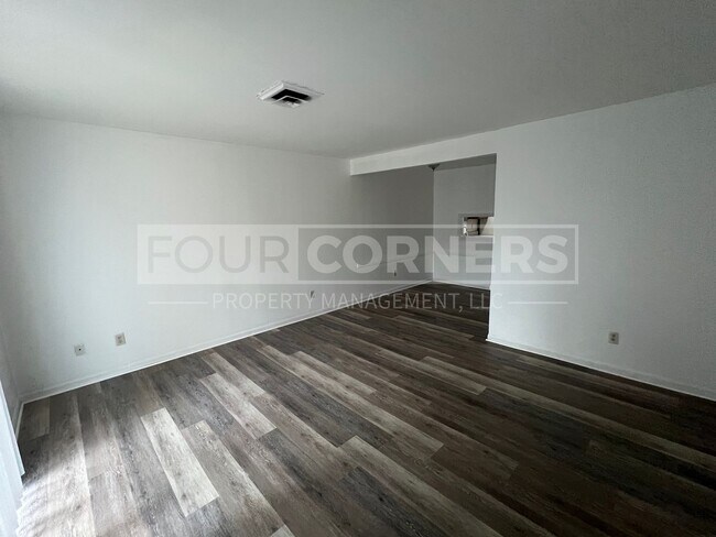 Building Photo - Lovely 2 Bedroom 1.5 Bath Townhome