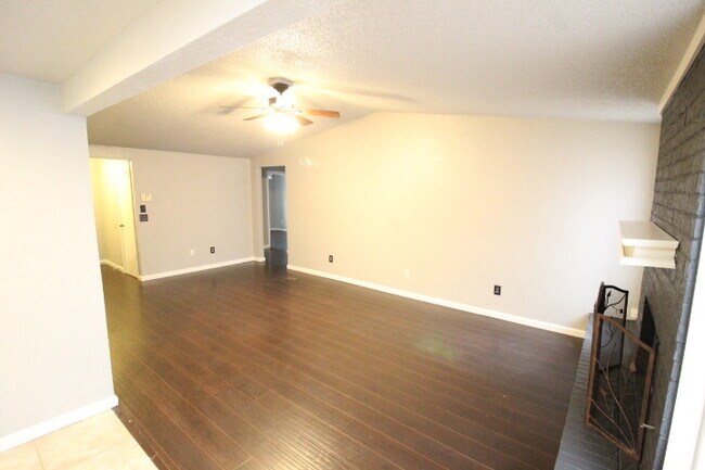 Foto del edificio - 1101 Whispering Oaks Blvd