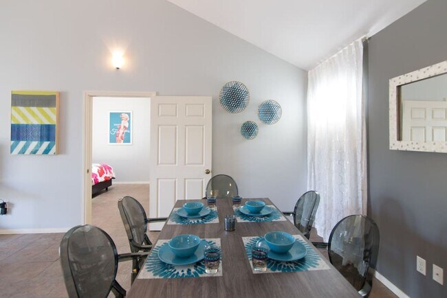 Foto del edificio - Stunning Duplex with Wrap Around Deck - Available Now