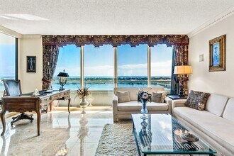 Building Photo - 529 S Flagler Dr