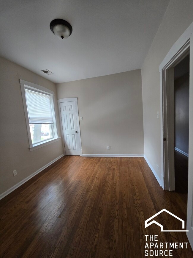 Building Photo - 3757 W Sunnyside Ave