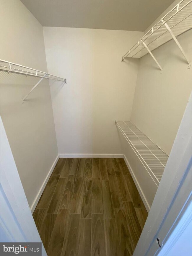 Foto del edificio - 3310 Wyndham Cir