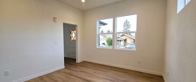 Foto del edificio - REDUCED! Recently Renovated 2 Story Tacoma...