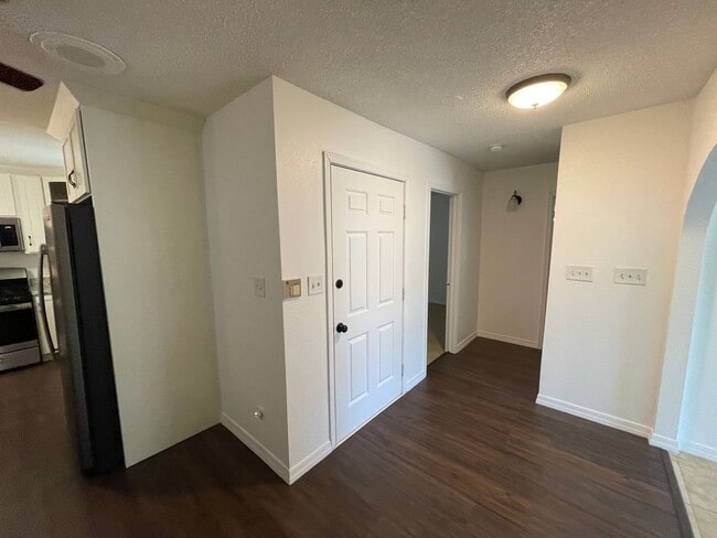 Building Photo - IMMACULATE TOWNHOUSE NEAR HOSPITAL!