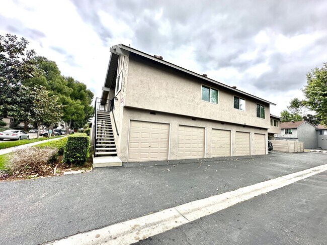 Building Photo - Charming upper level, 2 bedroom, 1 bath co...