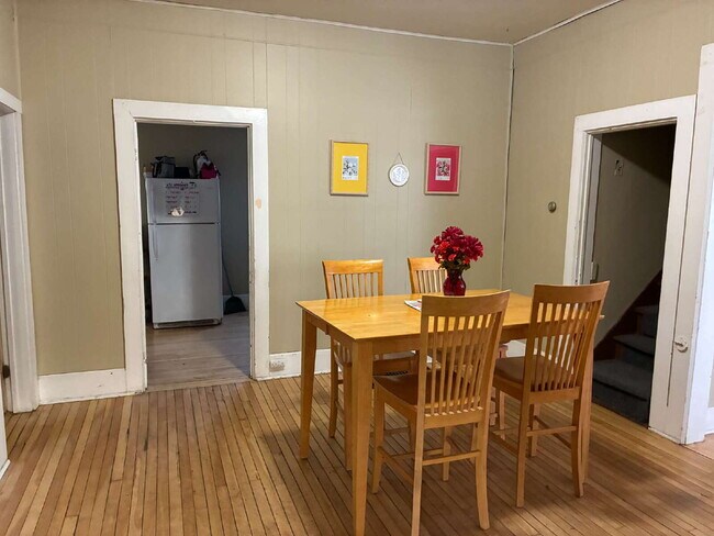 Foto del edificio - 4 Bedroom, 2 Full Bathroom Home With Central Air & Large Yard