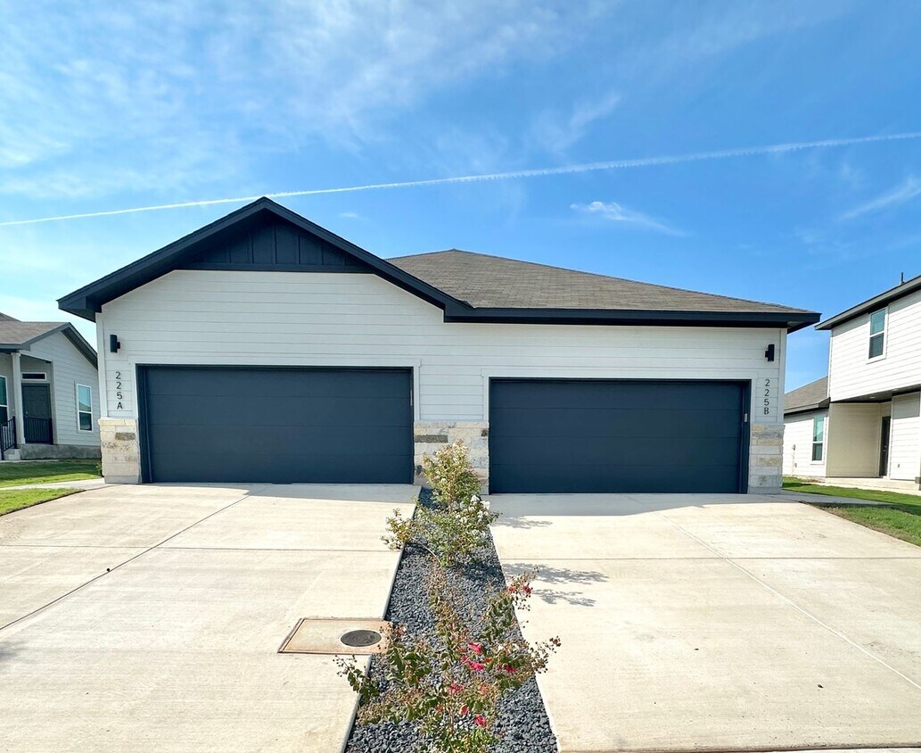 Foto principal - Luxury 3-Bed, 2-Bath in Buda, TX!