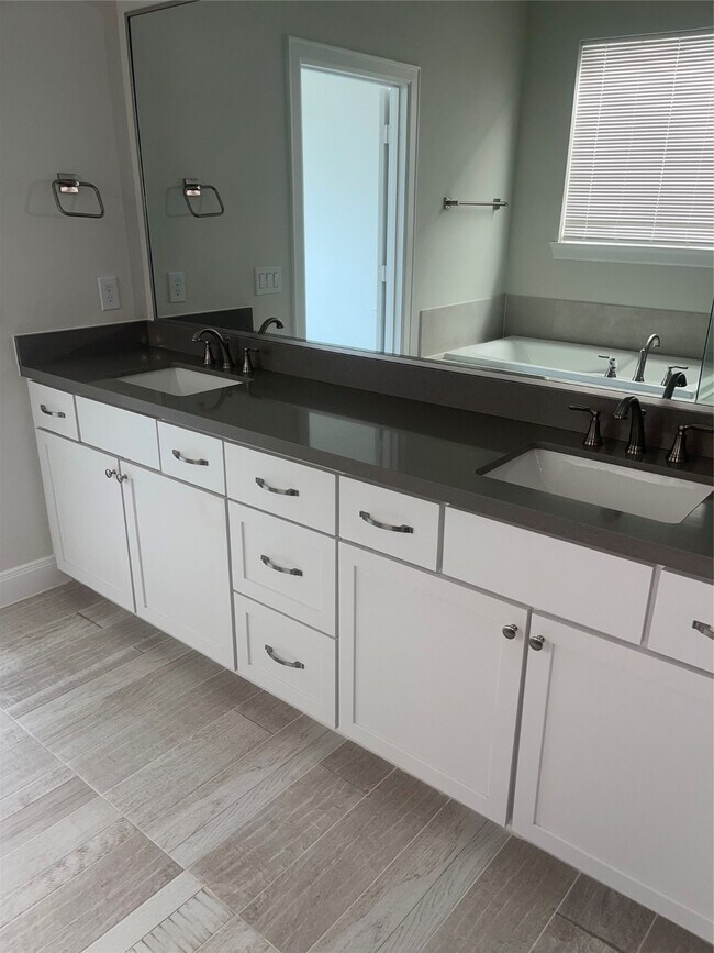 Building Photo - 2718 Grand Fountains Dr