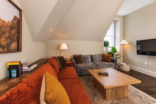 Foto del edificio - 225 E Michigan St