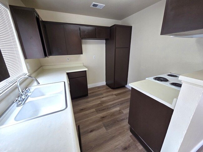 Building Photo - Beautiful 3 Bedroom 2 Bath Home near Monache High School