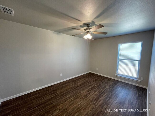 Building Photo - Like new 3/2 Duplex near 19th and Inler