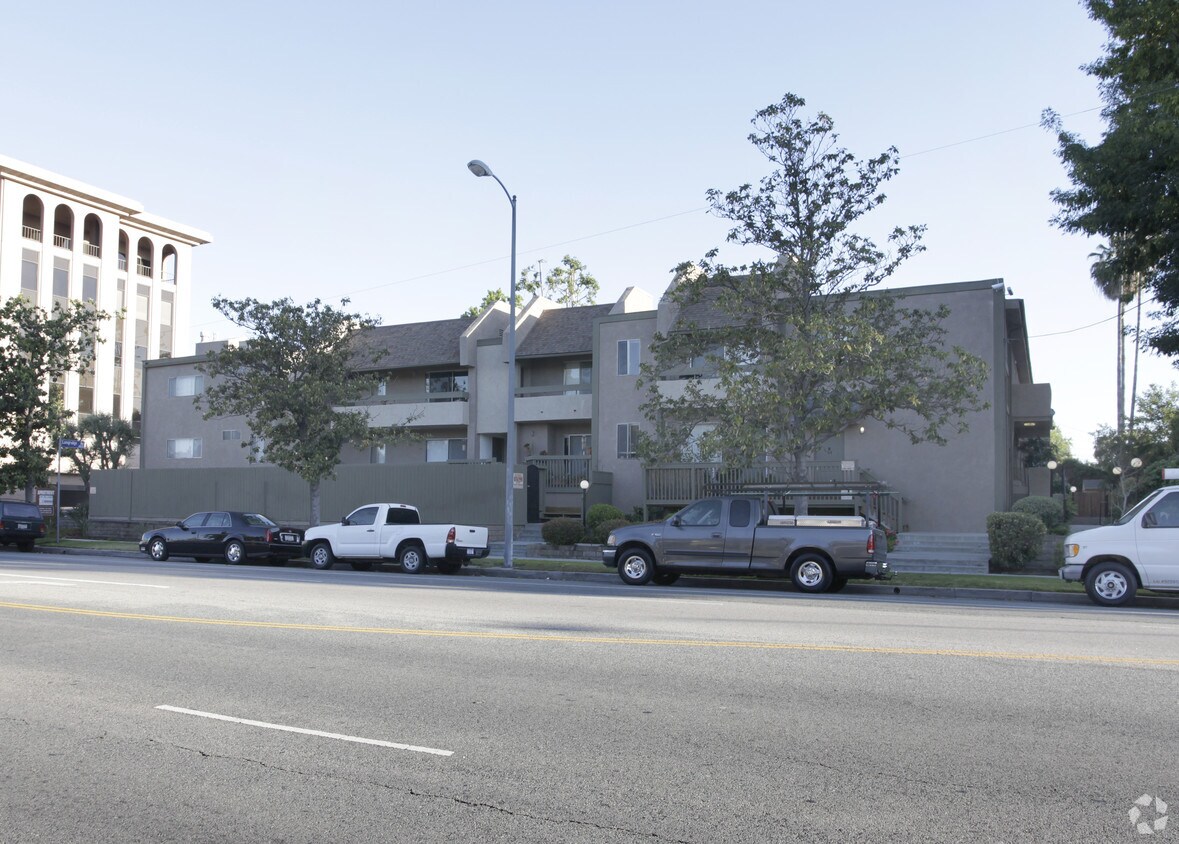 Building Photo - 13221 Riverside Dr