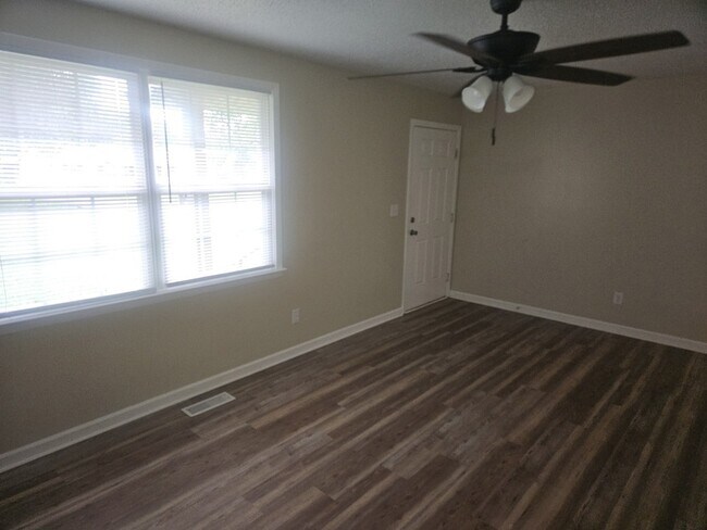 Foto del edificio - 6731 Forrest Ln