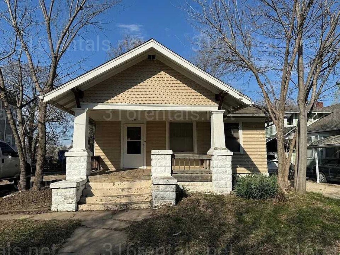 Primary Photo - $1,095 - 2 bedroom / 1 bathroom - Single F...