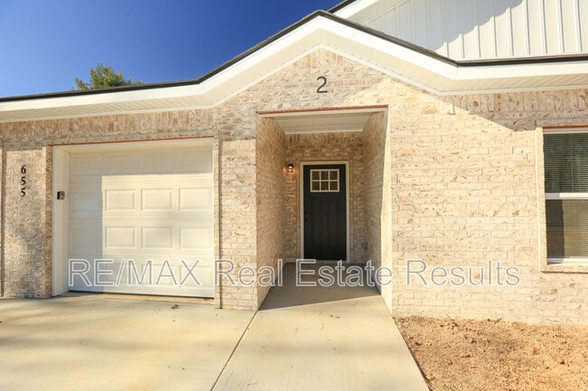 Foto del edificio - 655 N Genevieve Ave