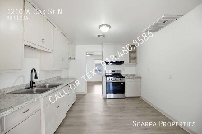 Building Photo - 1210 W Oak St