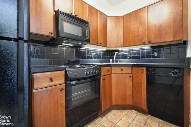 Building Photo - SUNNY PARK BLOCK BROWNSTONE ONE BEDROOM