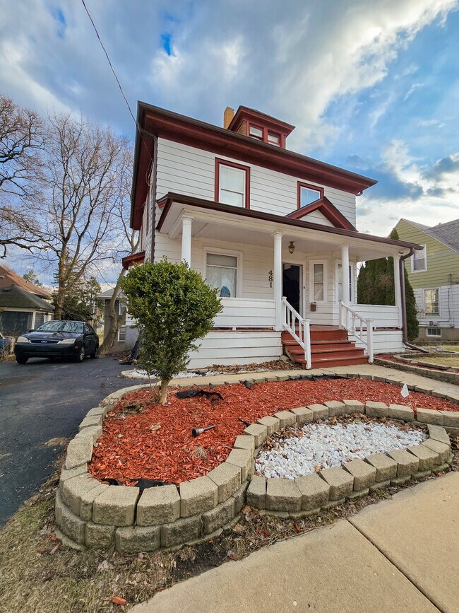 Building Photo - 481 Division St