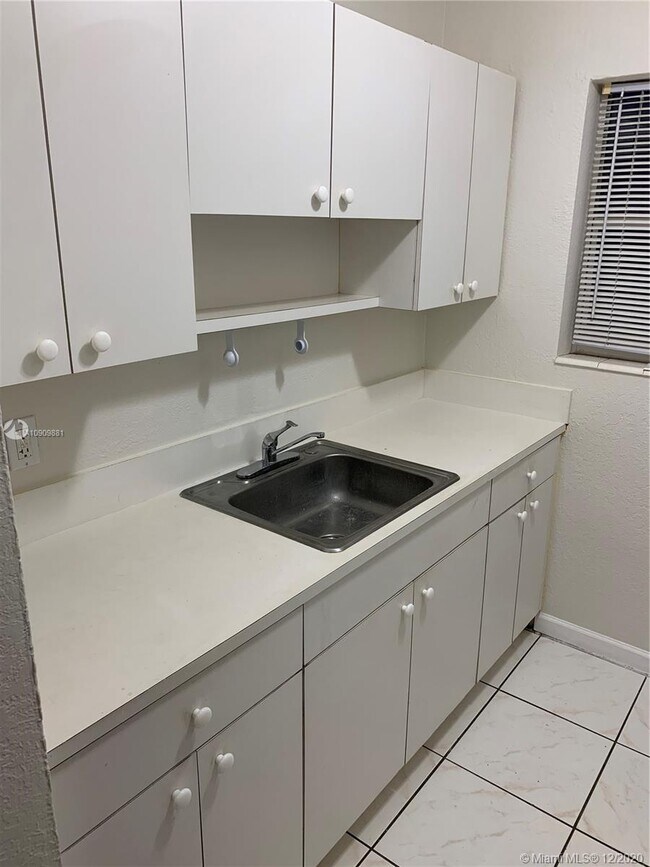 Foto del edificio - 1255 W 49th Pl
