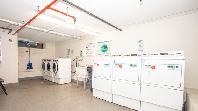 Foto del edificio - 596 E 22nd St