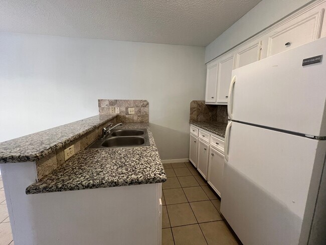 Building Photo - 11500 Meadow Ln